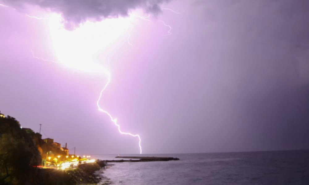Κεραυνός χτυπά και σωριάζει κάτω 4 ανθρώπους στην Ινδία